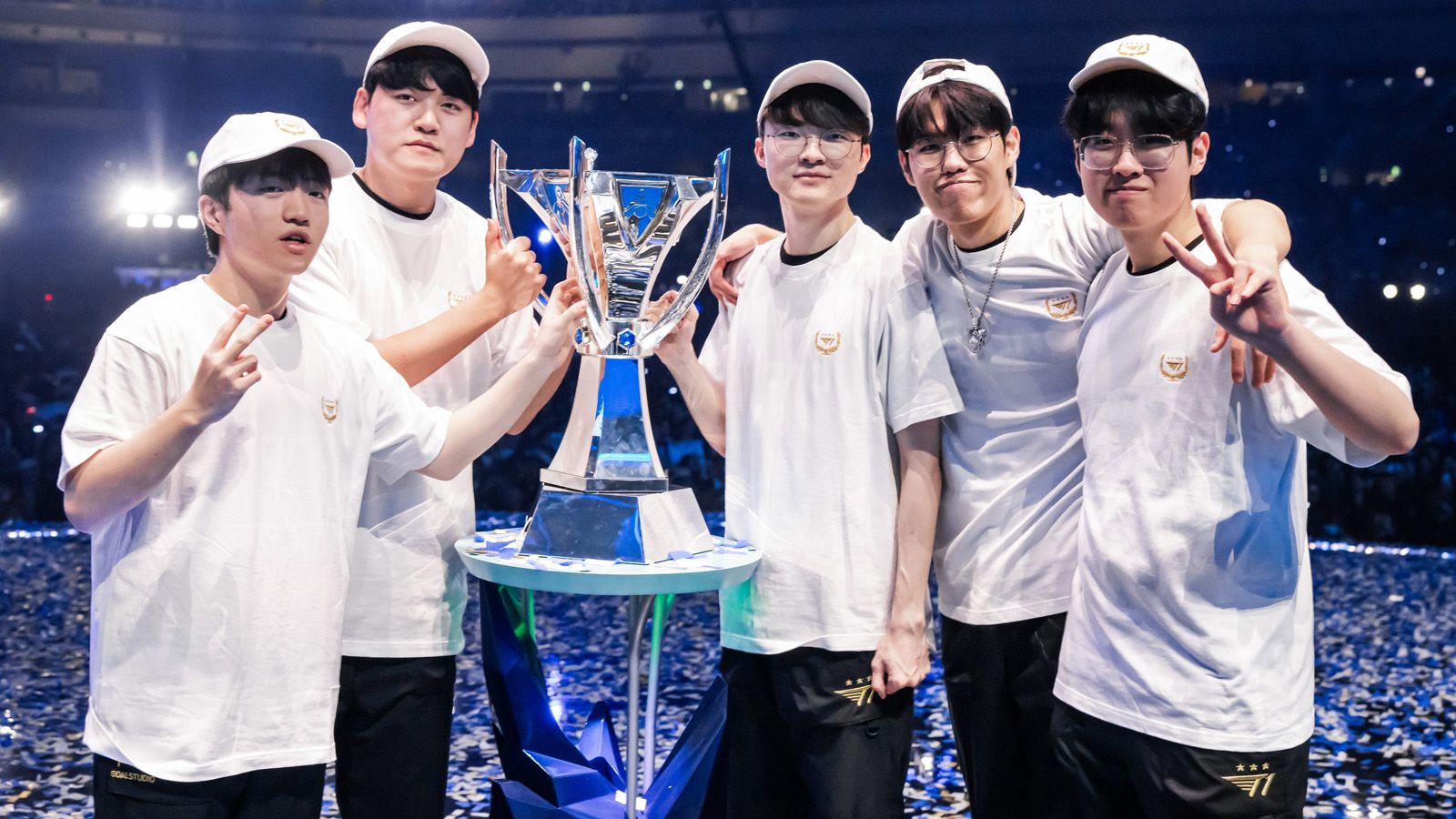 LeagueofLegends_Worlds2023_Finals_T1_Players_Trophy.jpg